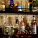 Foto de barra con diferentes bebidas alcohólicas