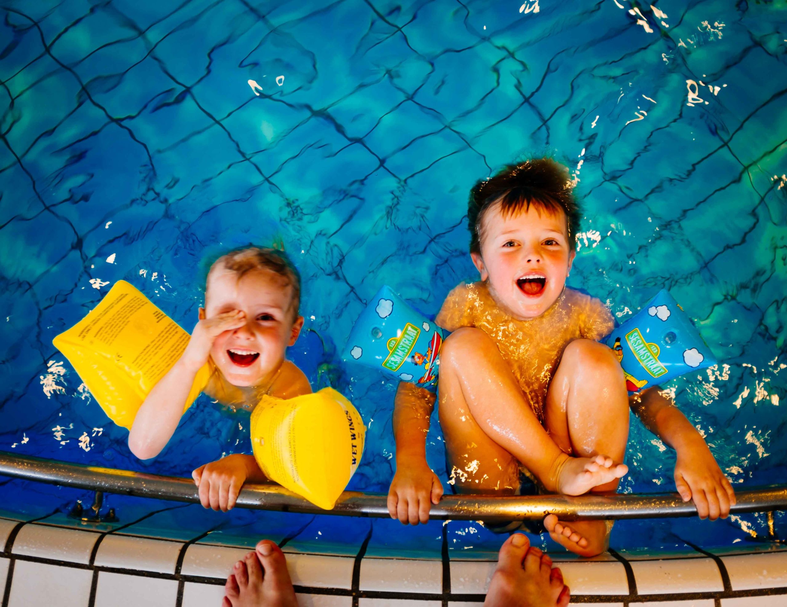 Niños jugando en una piscina