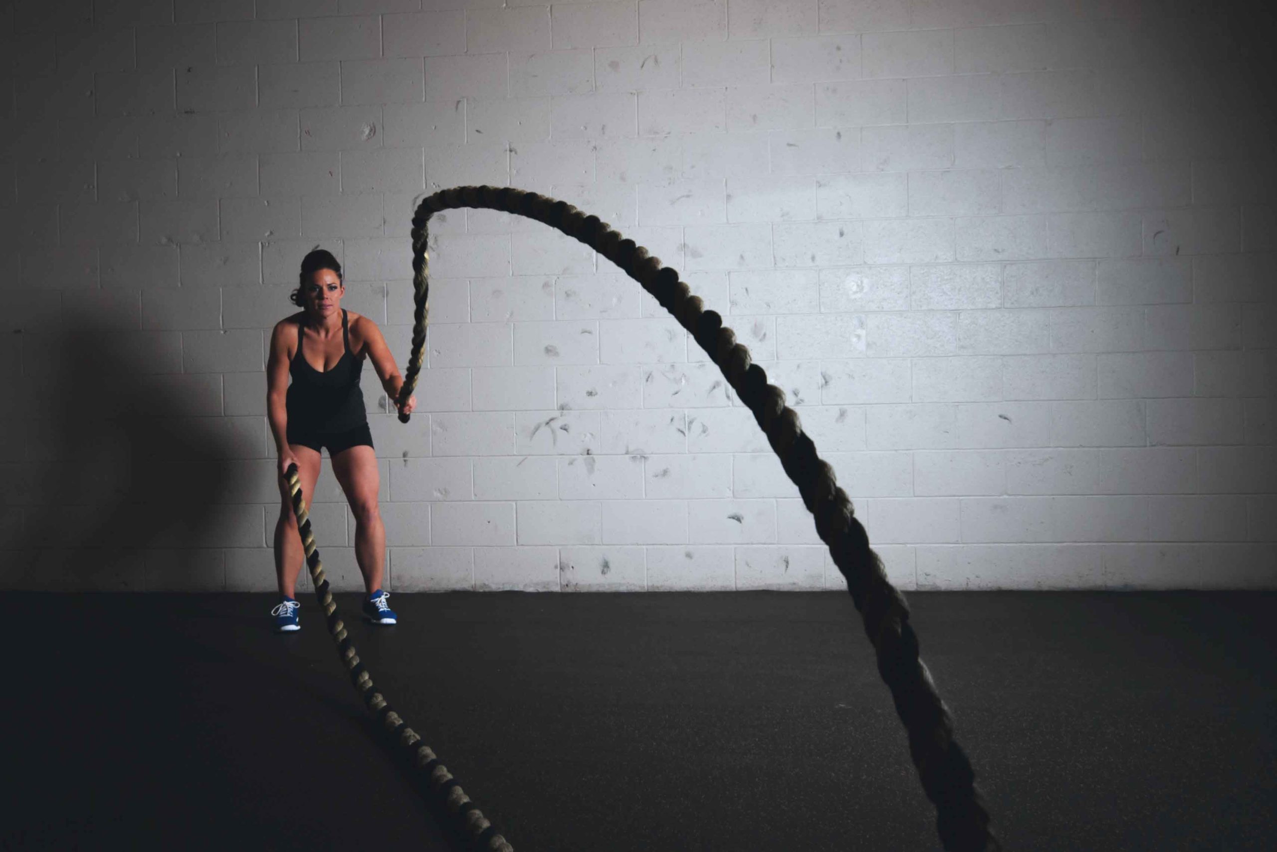 Chica entrenando con cuerdas