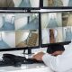 Pantalla de ordenador con imágenes de cámaras de seguridad