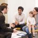 Familia hablando con profesional