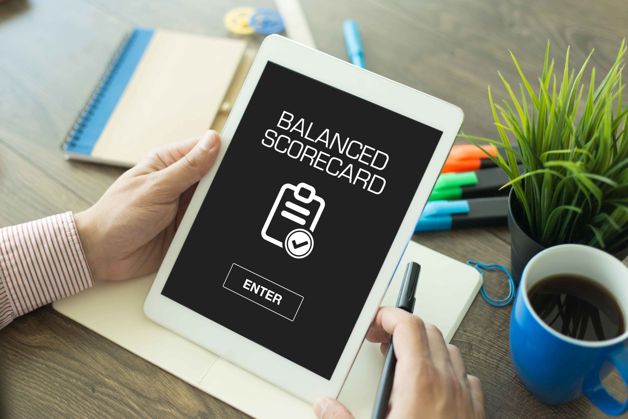 Persona sujetando table que pone "balanced scorecard"