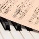 Partitura sobre teclado de piano