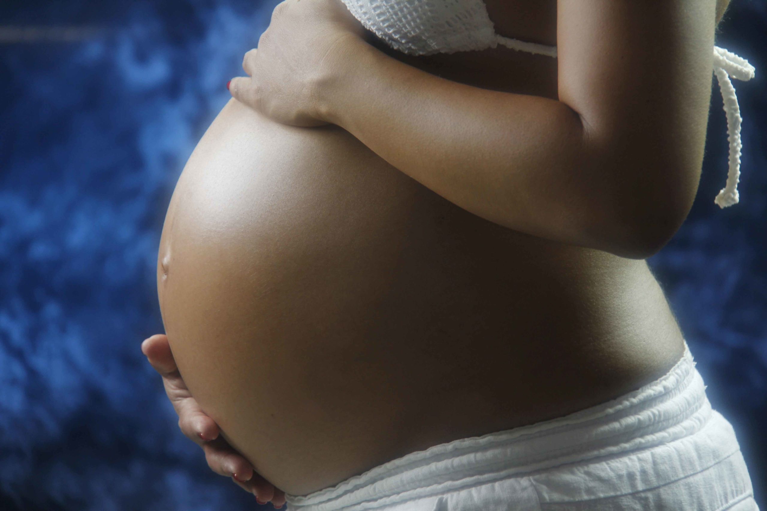 Barriga de chica embarazada