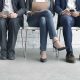 Pies de gente esperando una entrevista de trabajo