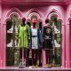 Escaparate rosa con tres maniquís de chica