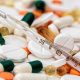 Pastillas de diversos tipos junto a jeringuilla
