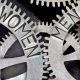 engranaje con inscripciones de "mujer" y "hombre"