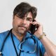 Doctor hablando por teléfono