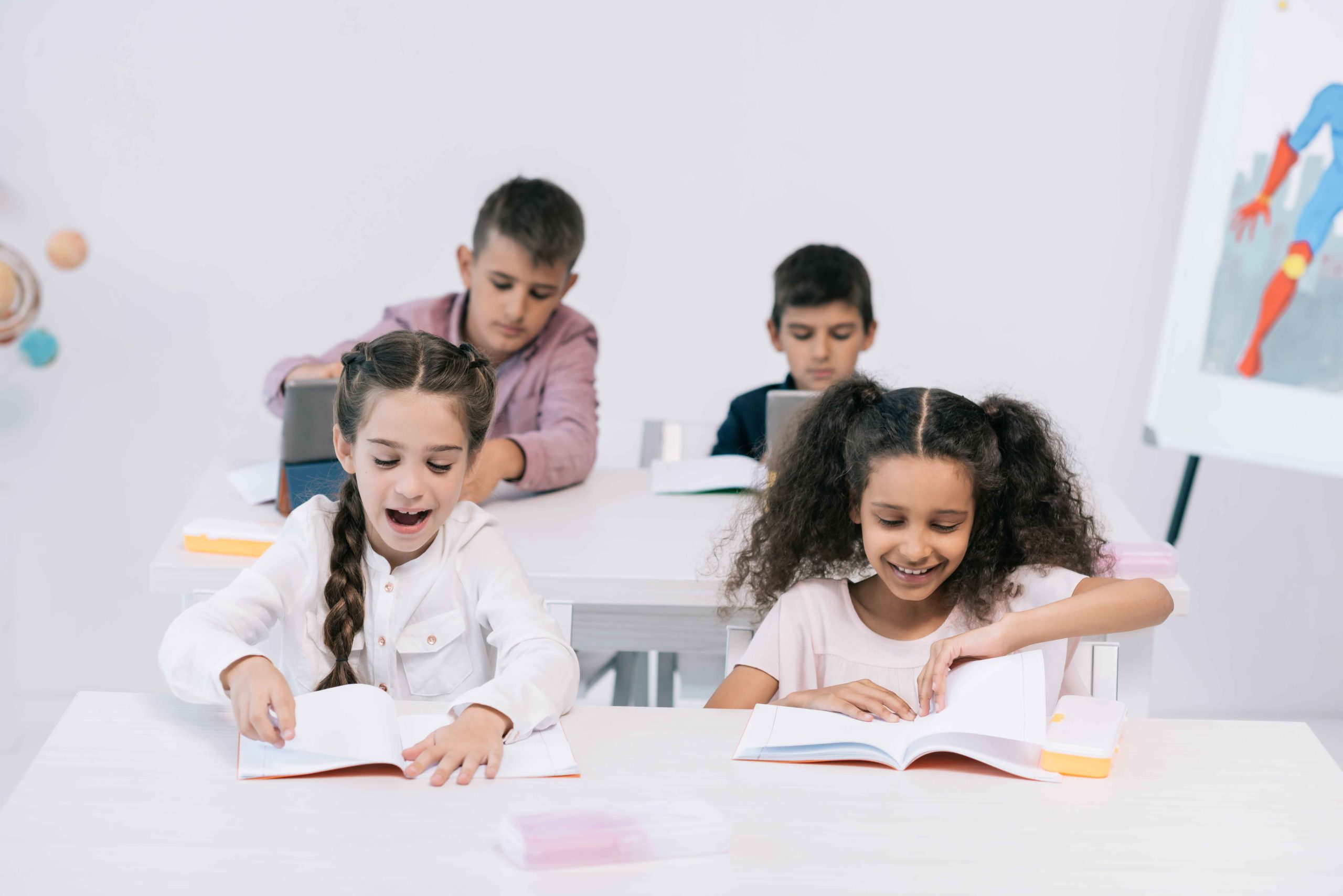 Cuatro niños en un aula