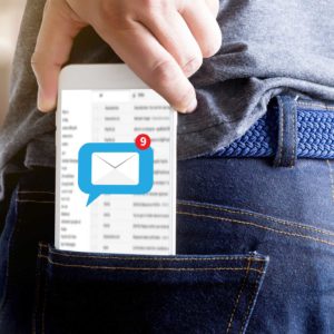 Móvil sacándose de bolsillo con notificación de nuevo mensaje