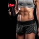 Chica fitness con baso de batido en la mano