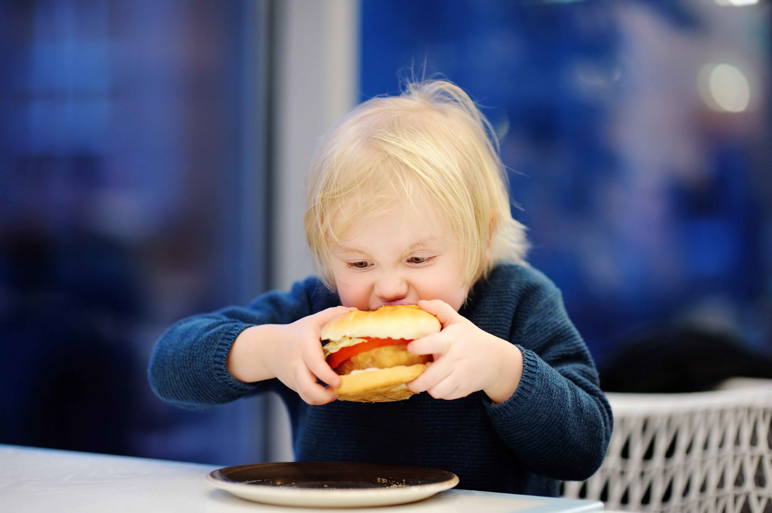 Niña comiendo hamburguesa