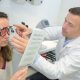 Doctor haciendo pruebas de visión a chica