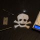 Báscula con coaína y cocaína dibujando una calavera