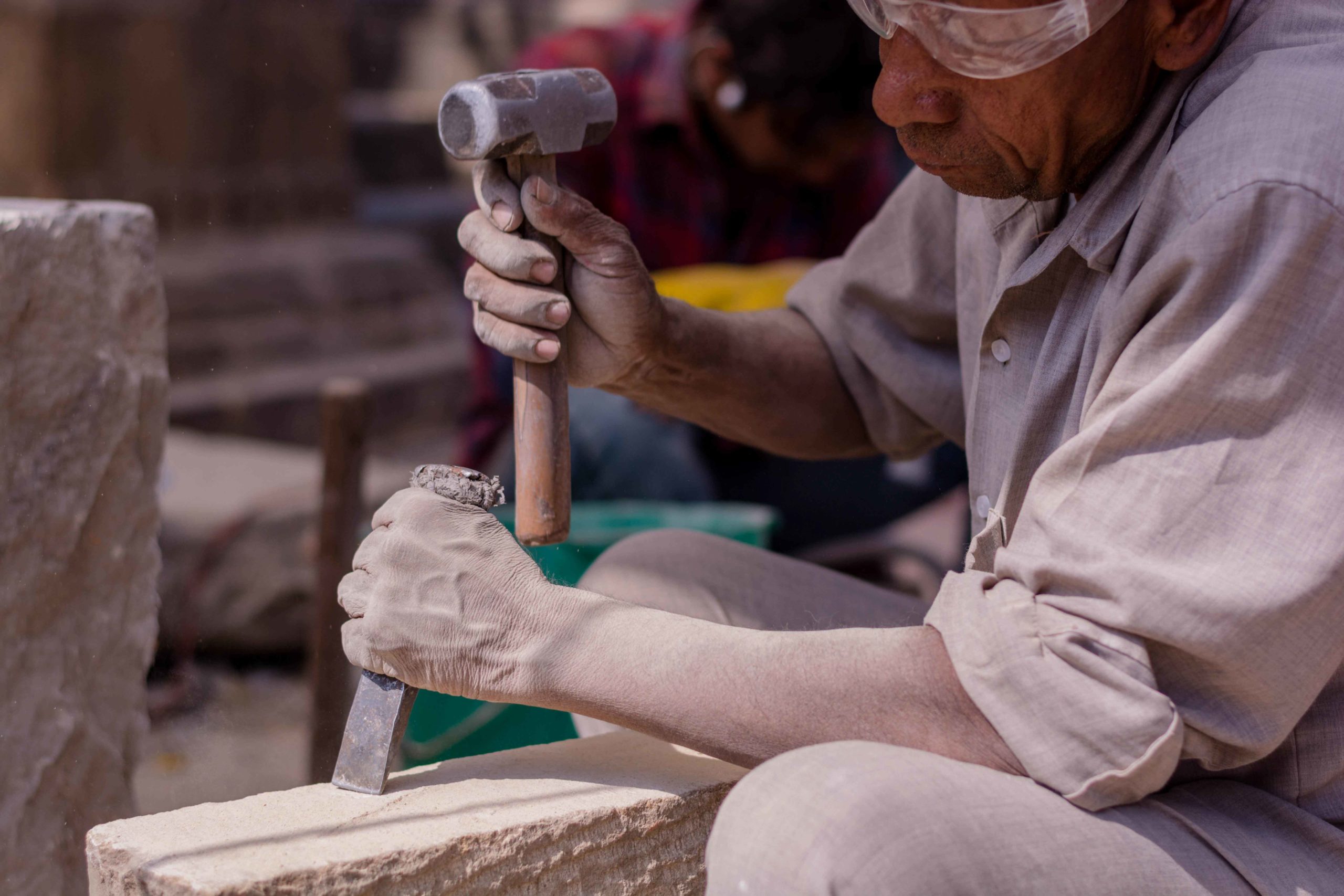 Hombre trabajando piedra