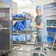 Chico en área de esterilización con materiales de hospital como sábanas y batas