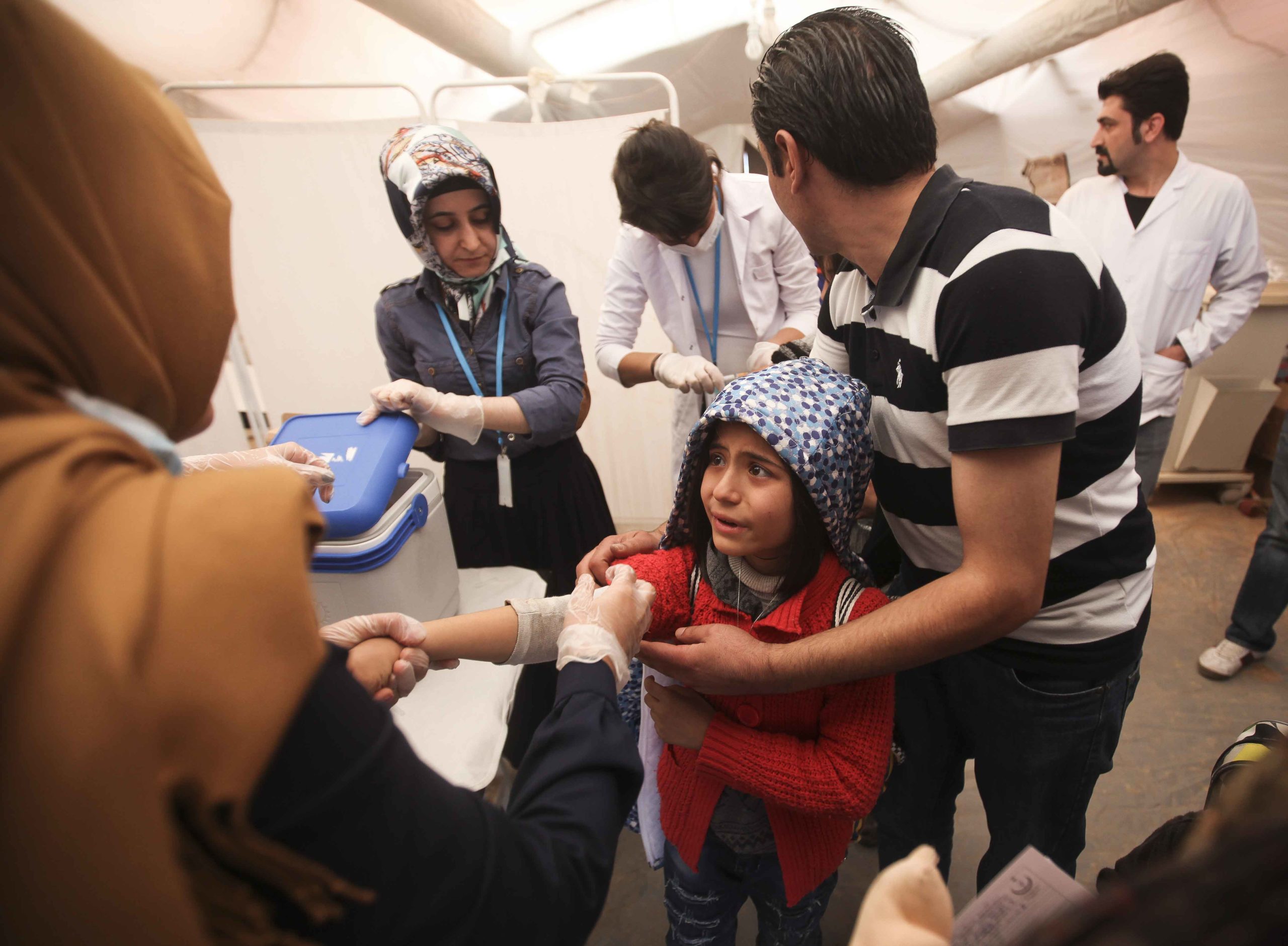 Doctora atendiendo a niña siria refugiada
