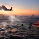 Helicóptero de rescate sobre mar