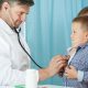 médico atendiendo a niño