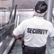 Guardia de seguridad bajando por escaleras mecánicas