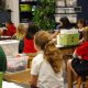 niños atendiendo en una clase