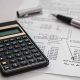 Calculadora y documentos con tablas de datos