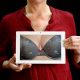 Chica trajeada portando tablet con imagen de ropa interior femenina