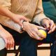 Hombre sujetando manzana