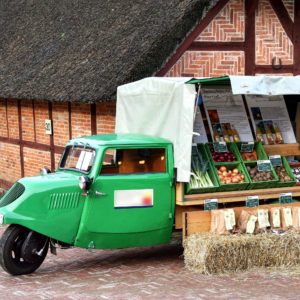 Camión con frutas y hortalizas convertido en puesto ambulante