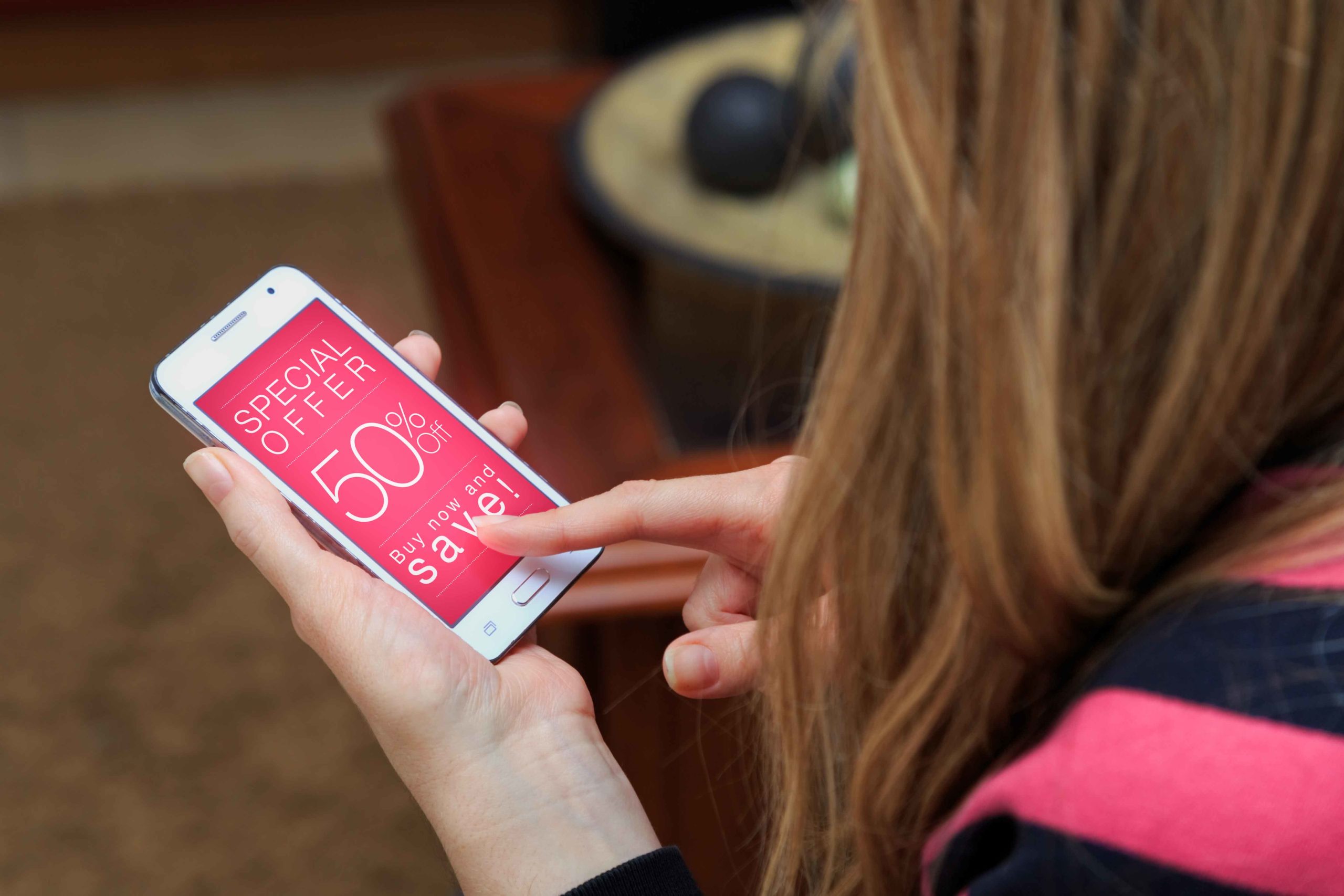 chica con ecommerce abierto en el navegador del móvil